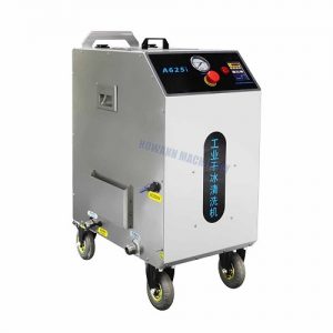 Dry ice blasting machine for engine cleaning