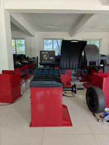 Automotive tire dynamic balancing machine